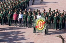 越南伤残军人和烈士日70周年：国防部部长吴春历向英雄烈士敬香
