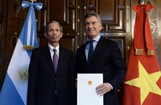 阿根廷总统高度评价越南经济成就