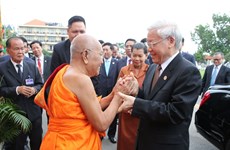 越共中央总书记阮富仲拜访柬埔寨佛教僧王