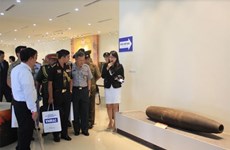各国驻越武官参观越南国家地雷行动中心