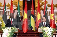 越南政府总理阮春福与莫桑比克总理举行会谈