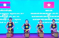越南与老挝文艺体育交流会在俄罗斯举行