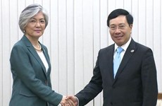 第50届东盟外长会议： 越南外长会见日本和韩国代表团团长