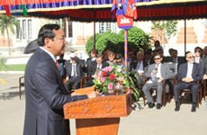 东盟成立50周年：柬埔寨和老挝举行东盟旗升旗仪式