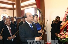 阮春福总理向前往胡志明主席纪念区敬香和敬献花圈