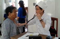越裔柬埔寨医生协会为贫困群众开展免费送医送药活动