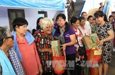 越南胡志明市妇女向金边贫困者赠送慰问品
