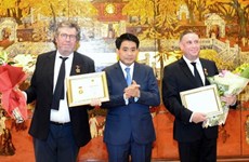 两名法国公民荣获“致力于首都建设事业”称号