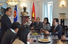 老挝常驻联合国日内瓦办事处代表祝贺越南国庆节