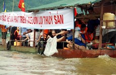 越南在泸江上放生1.2吨鱼苗  恢复水产资源