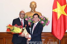 越南向古巴驻越大使授予友谊勋章