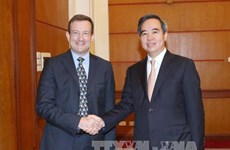 越共中央经济部长阮文平会见加拿大和法国驻越大使