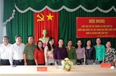 越南国会主席阮氏金银与芹苴市丰田县选民接触
