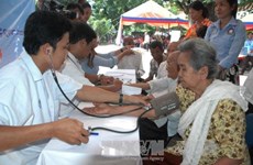 越柬建交50周年：为柬埔寨贫民进行免费体检
