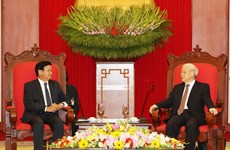 越共中央总书记阮富仲会见老挝总理通伦·西苏里