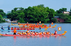 越南河内市安楚坊传统龙舟赛在积水湖热闹开赛