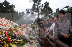 旅泰越南老教师代表团拜谒武元甲大将陵墓