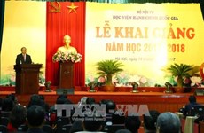 阮春福总理出席越南国家行政学院2017-2018学年的开学典礼