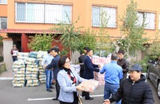 旅乌克兰越南人向乌克兰困难群众提供粮食援助