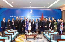 越南政府总理阮春福密集会见出席越南商务峰会的各国企业代表团