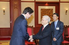 越共中央总书记阮富仲与国会主席阮氏金银分别会见加拿大总理特鲁多