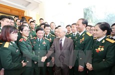 越共中央总书记阮富仲与越南军队优秀青年代表会面
