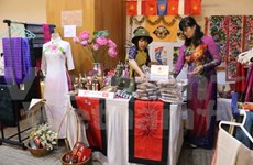 东盟妇女协会举办慈善义卖活动 共设展位86个
