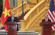 越南国家主席陈大光与美国总统特朗普召开联合新闻发布会