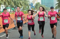 来自44个国家的5000多名运动员参加胡志明市国际马拉松比赛