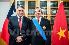 越南驻智大使荣获智利政府的十字勋章