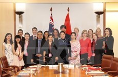 国会主席阮氏金银会见在越南学习的澳大利亚大学生