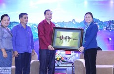 老挝三省青年代表团访问广宁省