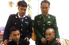 河静省边防公安逮捕非法运输毒品入境越南的两名疑犯