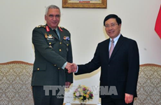 越南政府副总理兼外长范平明会见欧盟军事委员会主席科斯卡拉克斯