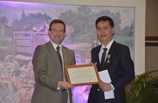 越南国家文书档案局局长荣获法兰西文学与艺术骑士勋章