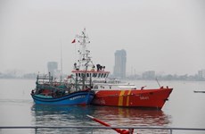 一艘载有7名船员海上遇险的越南渔船成功获救