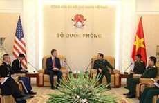 越南国防部部长吴春历会见美国新任驻越大使丹尼尔·克里滕布林克