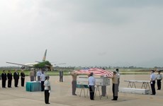 越南战争期间失踪的美国军人遗骸归国仪式在内排机场举行