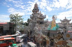 越南大叻市灵福寺麦秆菊佛像创下世界纪录