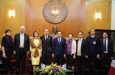 越南祖国阵线中央委员会主席陈青敏会见俄罗斯联邦社会院代表团