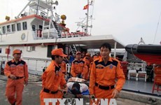 越方及时营救海上遇险的两名外籍水手