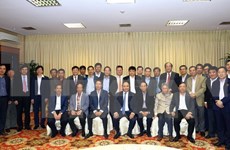 越南政府总理阮春福与国内新闻媒体机构领导举行见面会