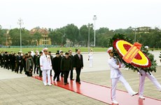 越南共产党建党88周年：越南党和国家领导人拜谒胡志明主席陵墓