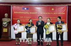 越南向老挝人民革命党中央对外部工作人员授予勋章和徽章