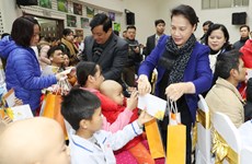 国会主席阮氏金银向儿童癌症患者赠送春节慰问品