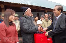 政府副总理张和平向和平省受灾群众赠送慰问品