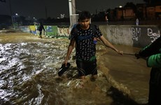 印尼雅加达大雨引发洪水  数千人疏散