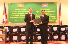 越南国会向柬埔寨参议院赠送工作设备
