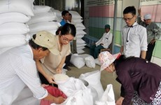 政府总理阮春福责成向各地方提供大米援助确保居民过好年