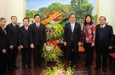 越南北部福音教教会会长向河内市委书记黄忠海拜年